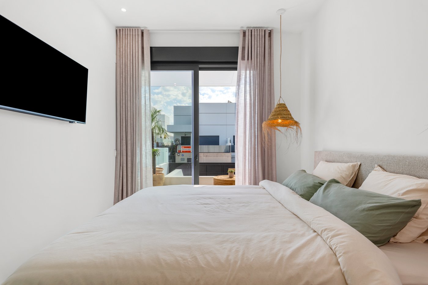  In der charmanten Ortschaft Dolores gelegen, bietet diese exklusive Sammlung von 10 Reihenhäusern eine ideale Wohnumgebung für diejenigen, die Ruhe u