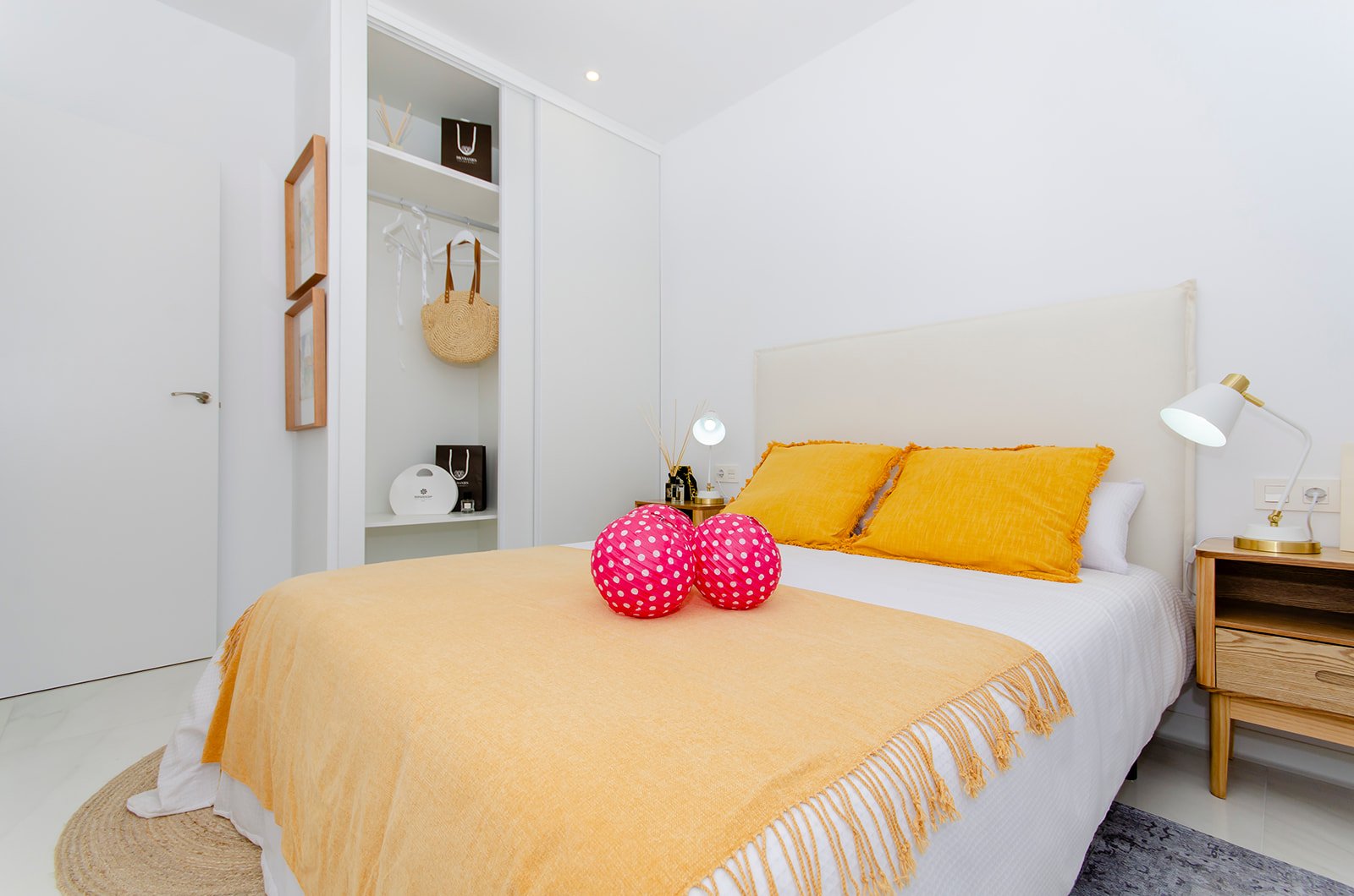  In der charmanten Stadt Orihuela gelegen, bietet dieser Wohnkomplex 39 unabhängige Häuser, die durch ihr modernes und funktionales Design hervorstech