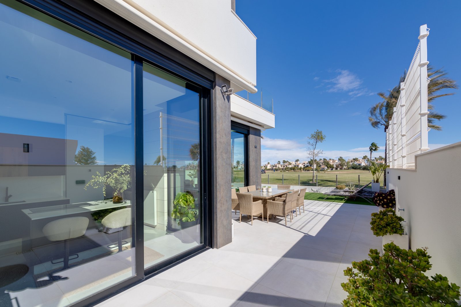  Im charmanten Ort Pilar de la Horadada gelegen, bietet diese Wohnanlage eine exklusive Auswahl von 6 unabhängigen Häusern. Dieser Standort ist ideal 