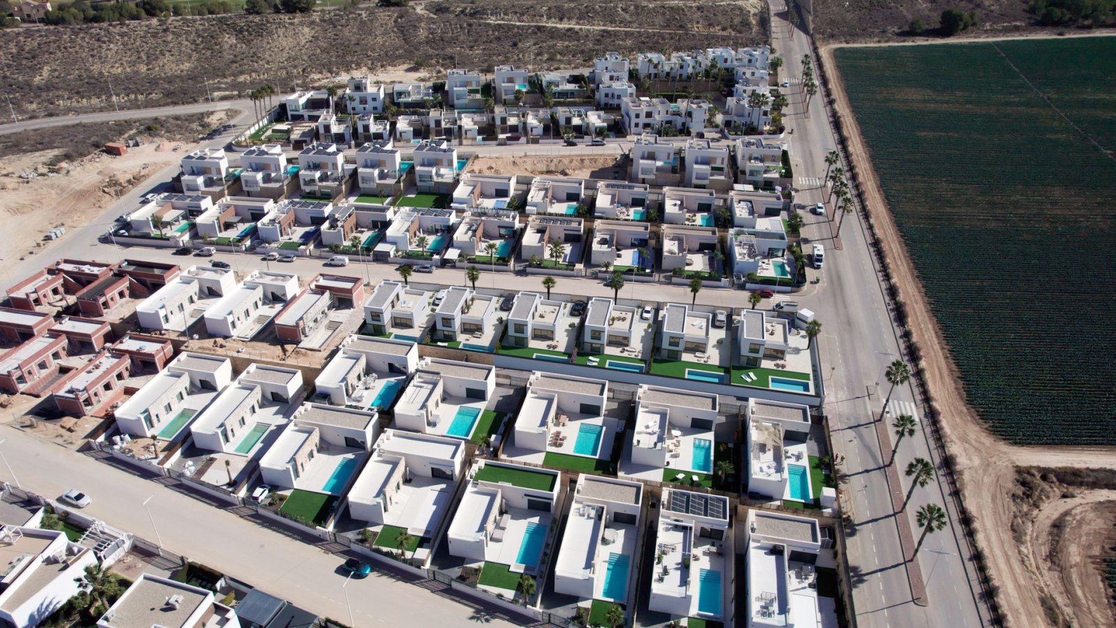  In der exklusiven Gegend von La Rellana gelegen, bietet diese Wohnanlage insgesamt 9 unabhängige Häuser, die für diejenigen entworfen wurden, die ein