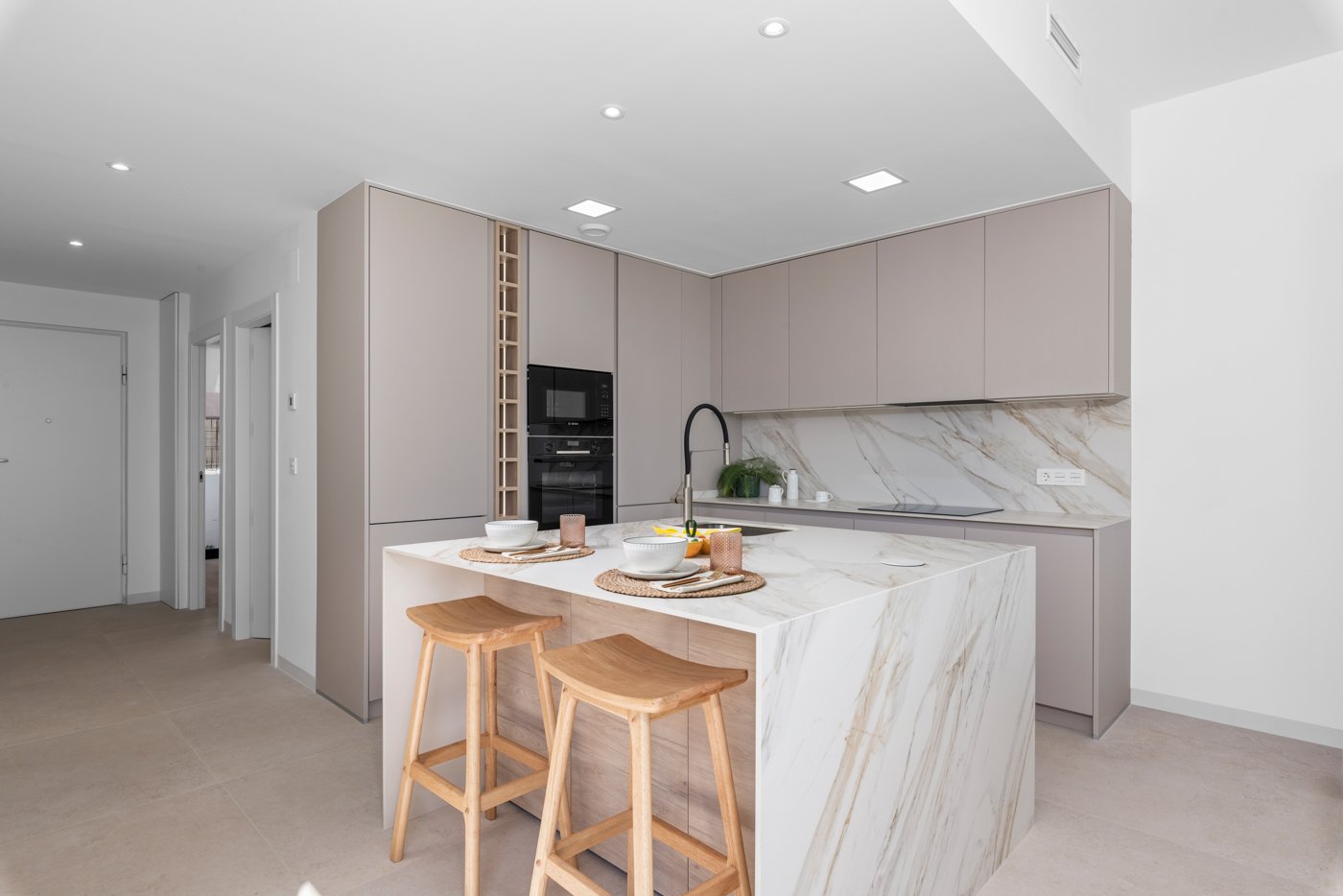  Im charmanten Ort Los Alcázares gelegen, bietet diese exklusive Sammlung von vier unabhängigen Häusern eine privilegierte Umgebung mit Meerblick. Ent