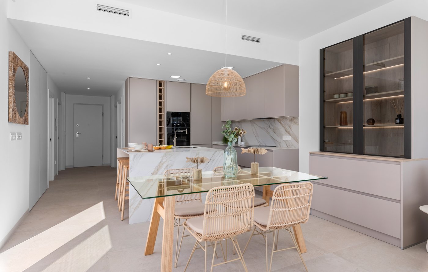  Im charmanten Ort Los Alcázares gelegen, bietet diese exklusive Sammlung von vier unabhängigen Häusern eine privilegierte Umgebung mit Meerblick. Ent