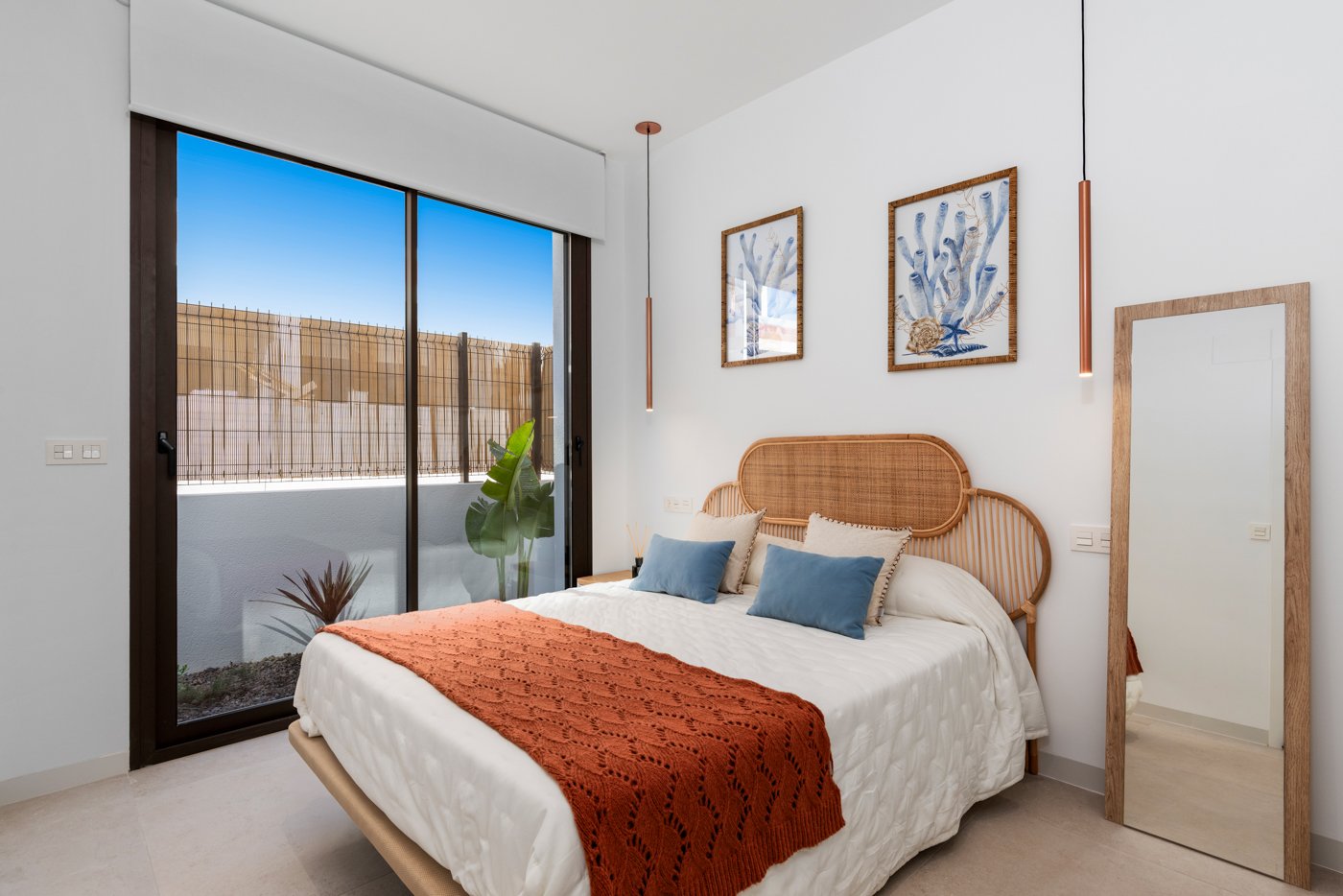  Im charmanten Ort Los Alcázares gelegen, bietet diese exklusive Sammlung von vier unabhängigen Häusern eine privilegierte Umgebung mit Meerblick. Ent