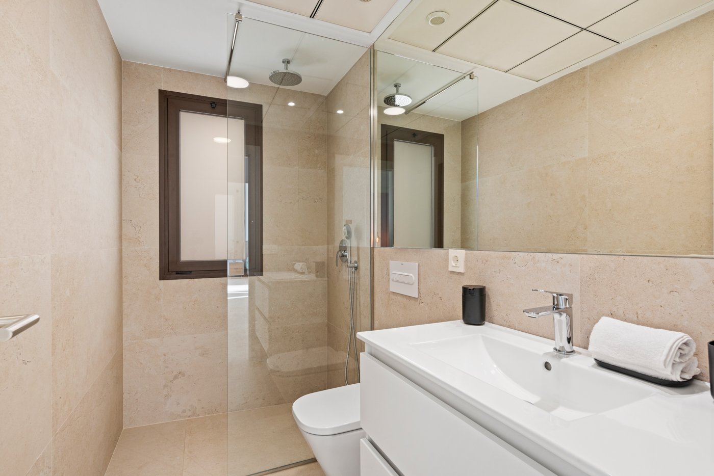  Im charmanten Ort Los Alcázares gelegen, bietet diese exklusive Sammlung von vier unabhängigen Häusern eine privilegierte Umgebung mit Meerblick. Ent