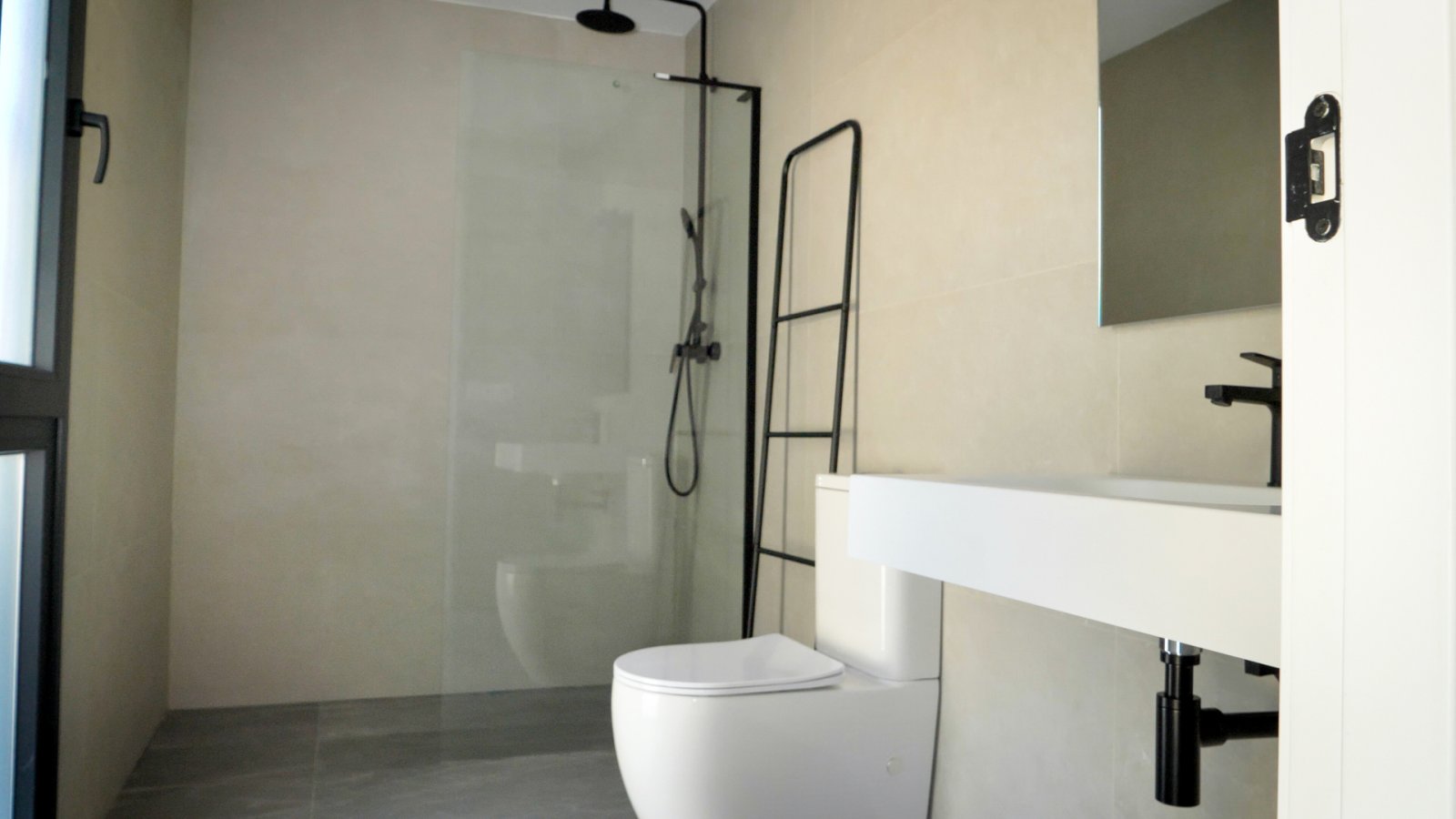  In der charmanten Umgebung von Polop gelegen, bietet diese exklusive Wohnanlage eine Auswahl an Apartments und Reihenhäusern. Mit insgesamt sechs Imm