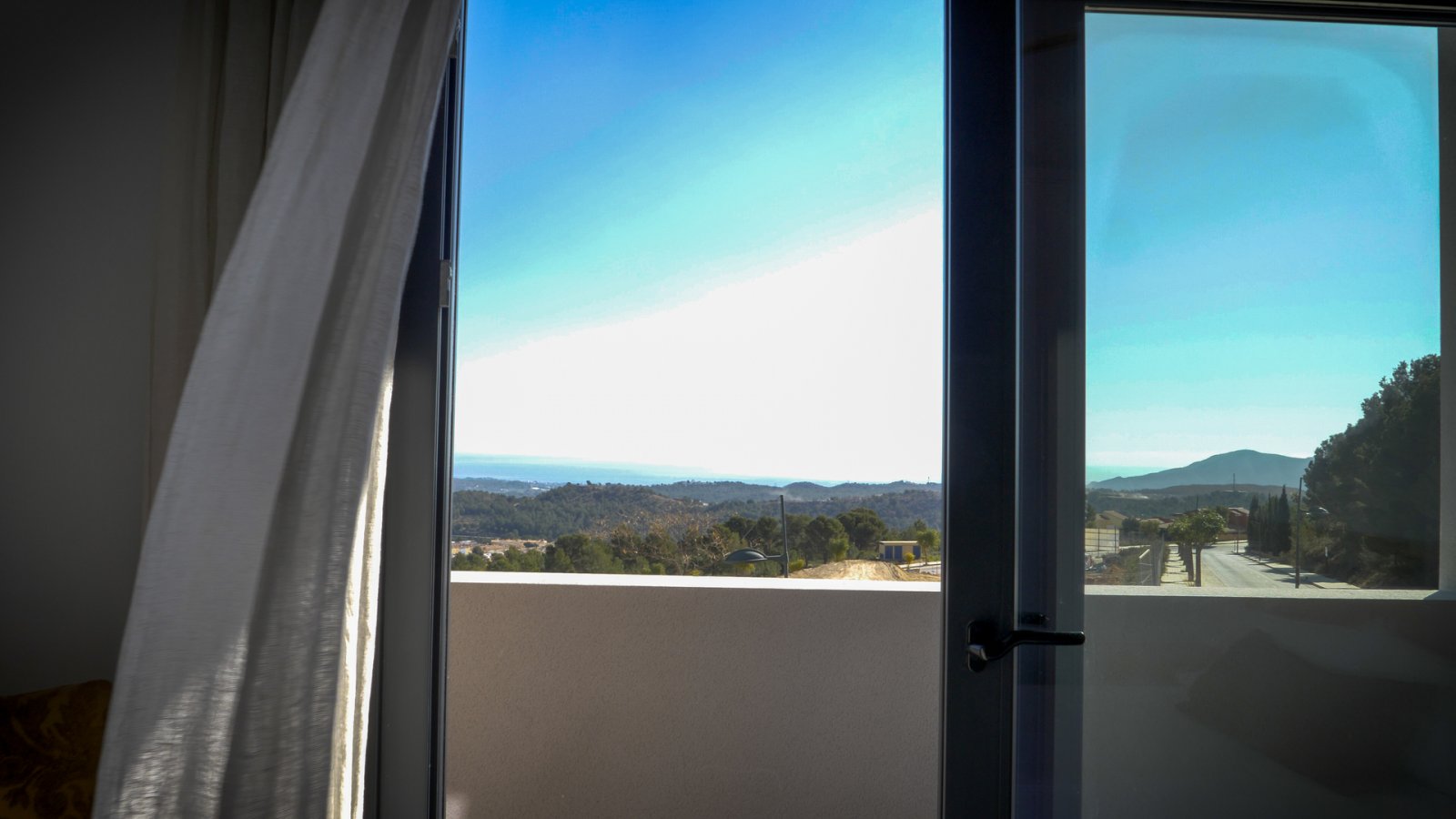  In der charmanten Umgebung von Polop gelegen, bietet diese exklusive Wohnanlage eine Auswahl an Apartments und Reihenhäusern. Mit insgesamt sechs Imm