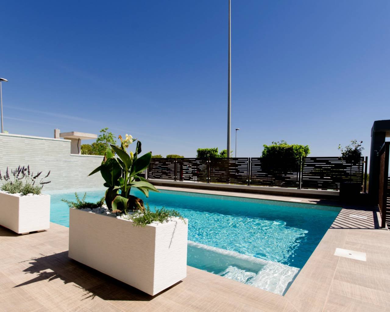  Diese exklusive Sammlung von 19 Immobilien in der charmanten Stadt Orihuela bietet ein unvergleichliches Wohnerlebnis. Die Wohnoptionen umfassen Einf