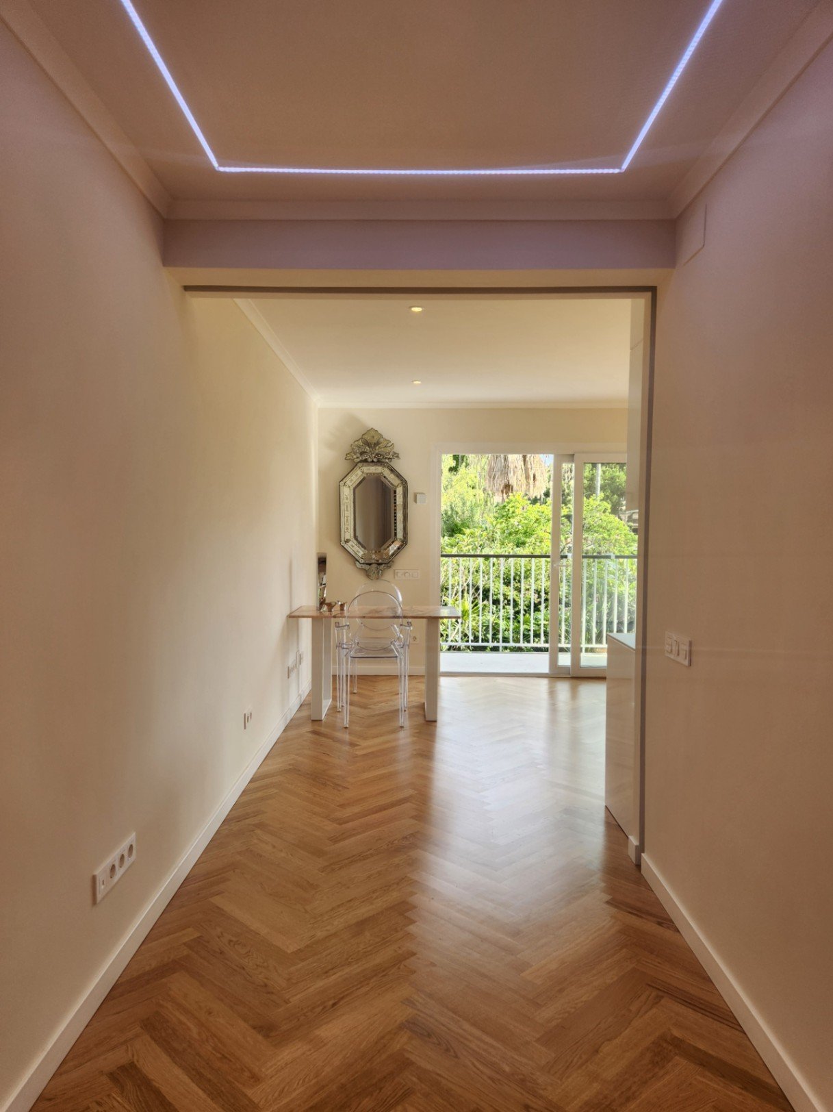 Diese Eckwohnung ist lichtdurchflutet und mit Eichenparkett, Fußbodenheizung sowie hochwertigen Schall- und Wärmeisolierungen ausgestattet. Große dopp