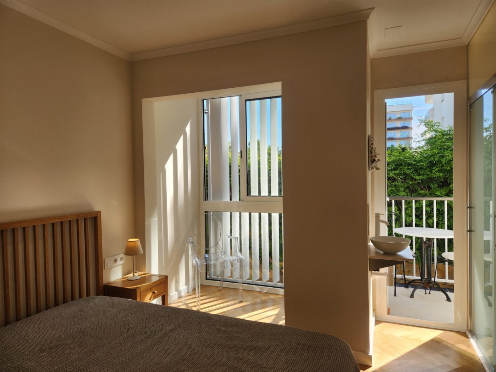 Diese Eckwohnung ist lichtdurchflutet und mit Eichenparkett, Fußbodenheizung sowie hochwertigen Schall- und Wärmeisolierungen ausgestattet. Große dopp