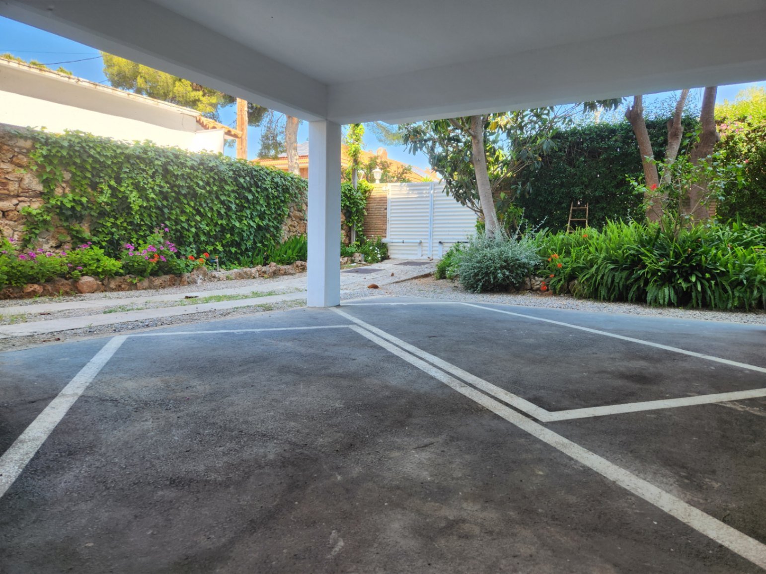 Diese Eckwohnung ist lichtdurchflutet und mit Eichenparkett, Fußbodenheizung sowie hochwertigen Schall- und Wärmeisolierungen ausgestattet. Große dopp