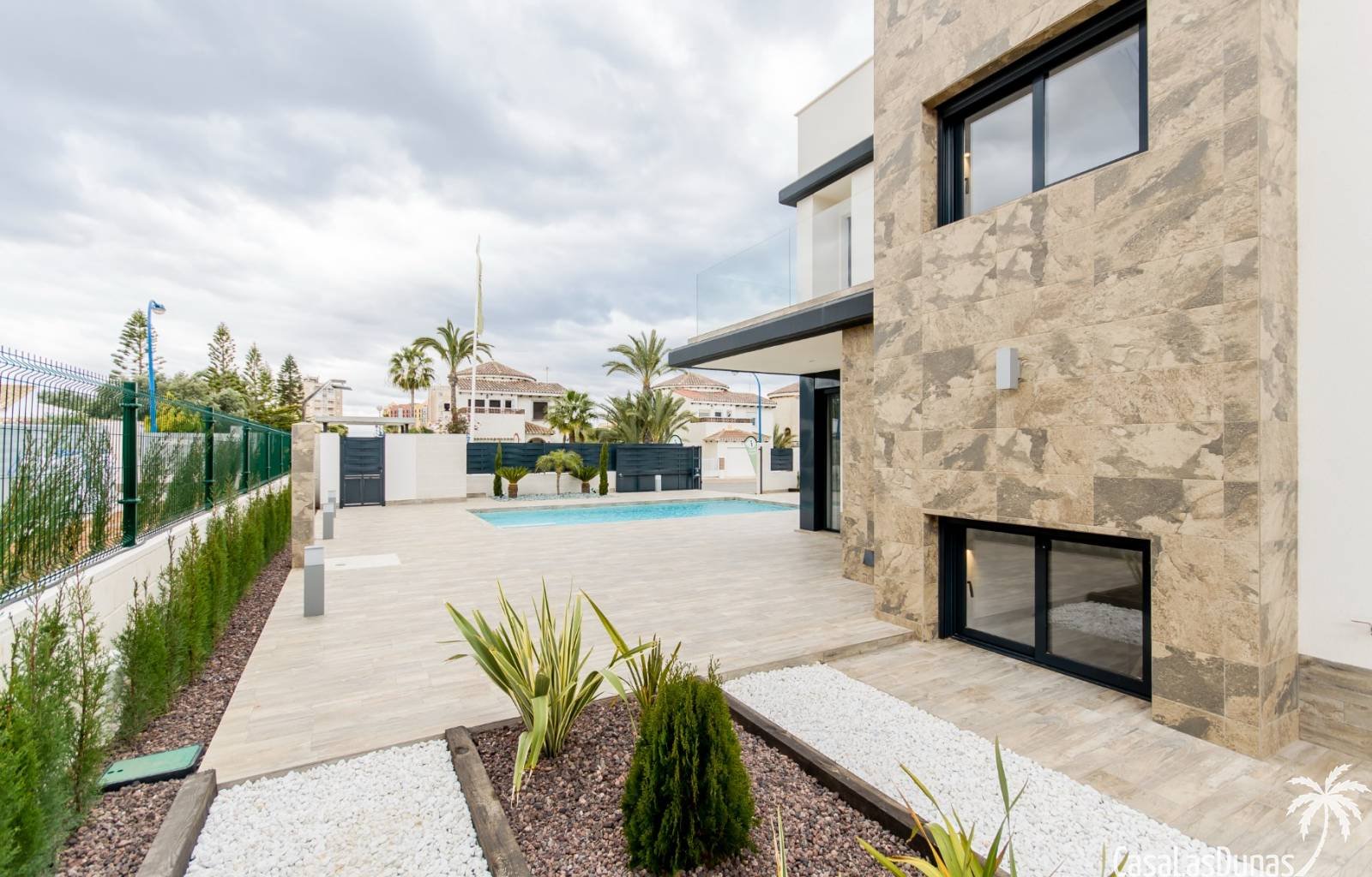  Wirklich eine hervorragende Villa auf einem Grundstück von 440 m2 und mit 153 m2 Nutzfläche! Diese Villa mit 4 Schlafzimmern, 3 Bädern und einer Stan