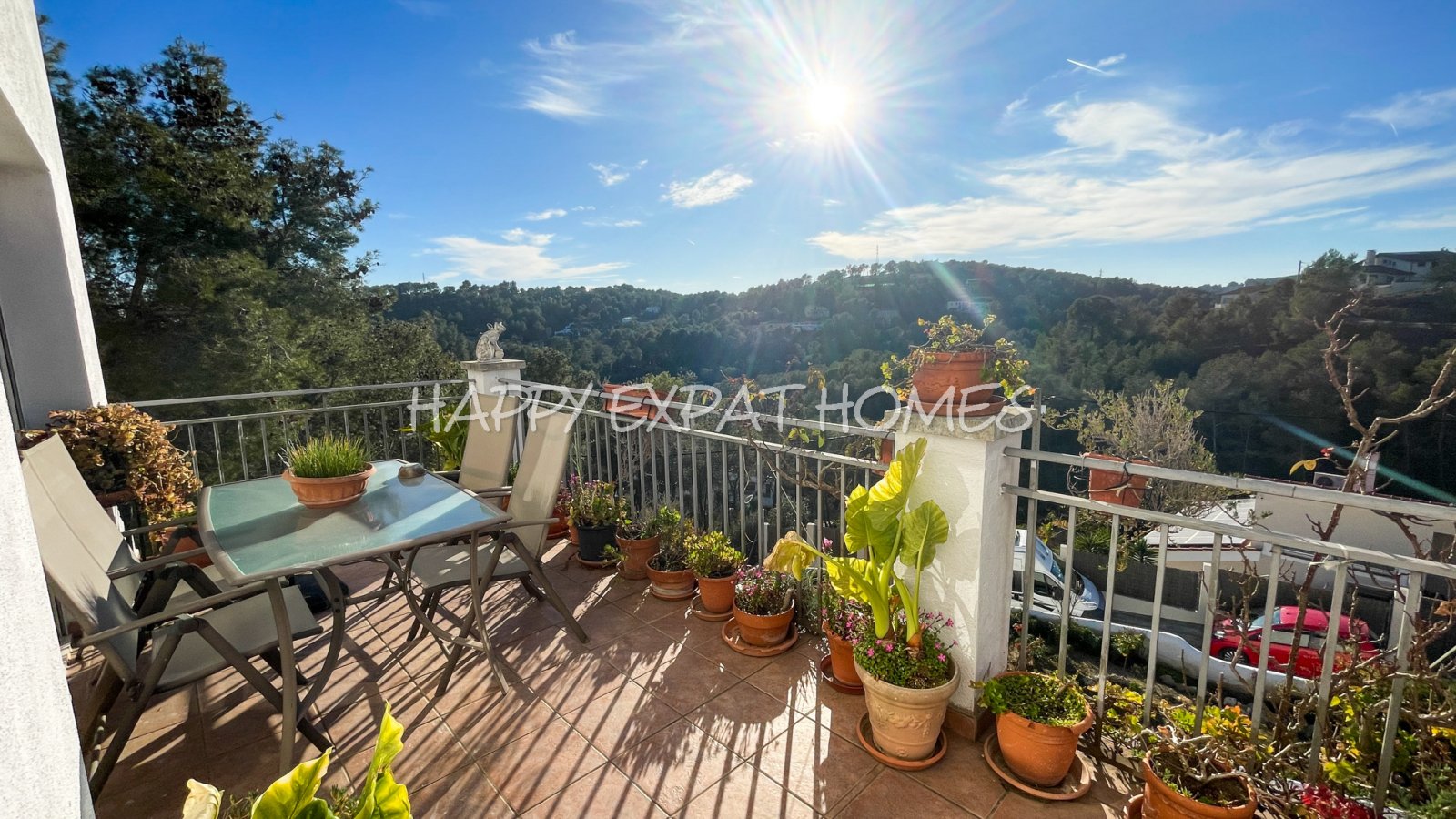 Dieses charmante große Haus in den Hügeln von Sitges hat den ganzen Tag Sonne und eine herrliche Aussicht von einer der Terrassen oder von einer Bank 