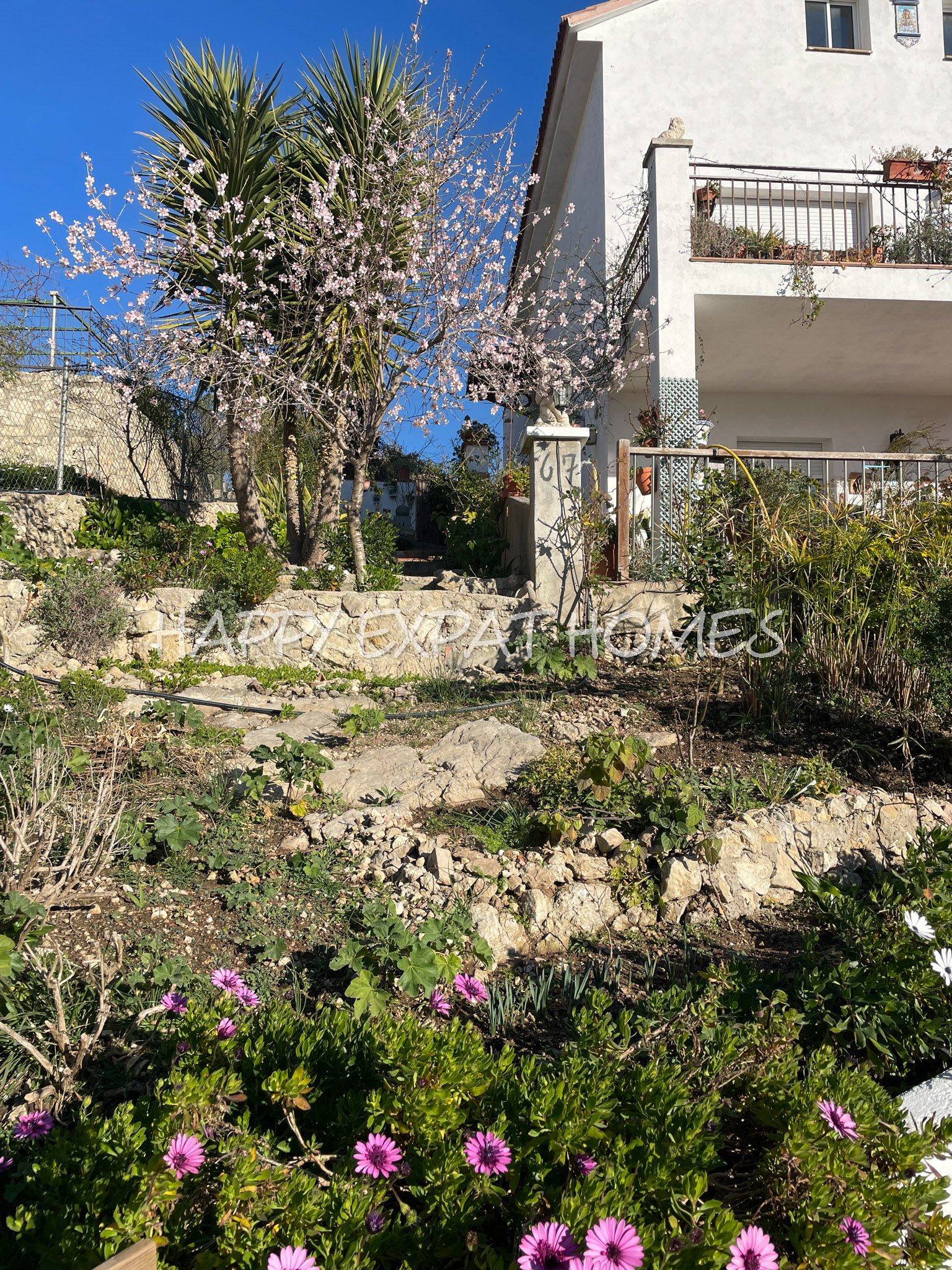 Dieses charmante große Haus in den Hügeln von Sitges hat den ganzen Tag Sonne und eine herrliche Aussicht von einer der Terrassen oder von einer Bank 