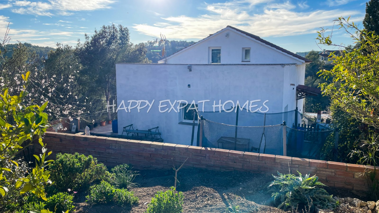 Dieses charmante große Haus in den Hügeln von Sitges hat den ganzen Tag Sonne und eine herrliche Aussicht von einer der Terrassen oder von einer Bank 