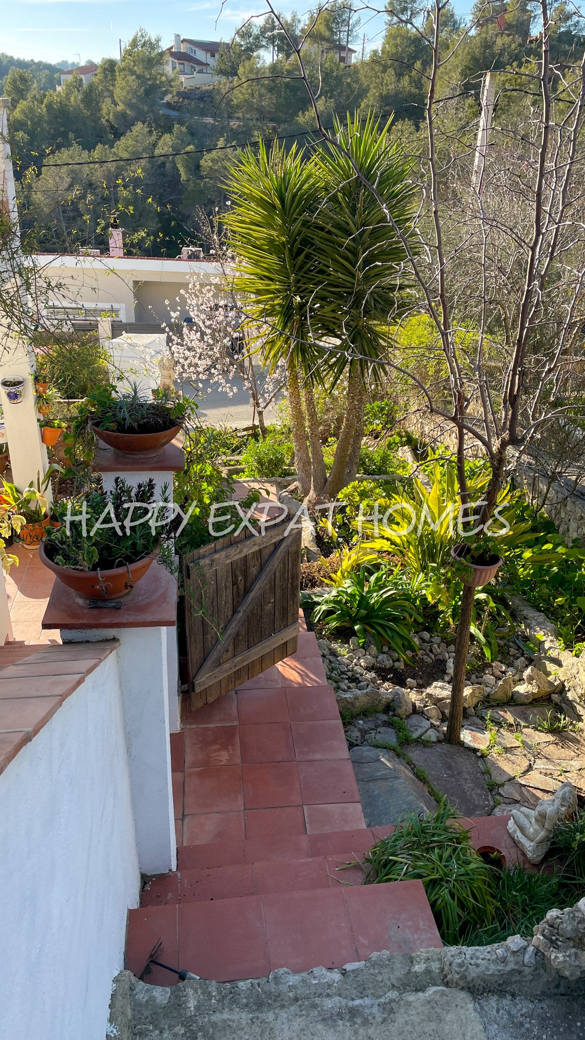 Dieses charmante große Haus in den Hügeln von Sitges hat den ganzen Tag Sonne und eine herrliche Aussicht von einer der Terrassen oder von einer Bank 