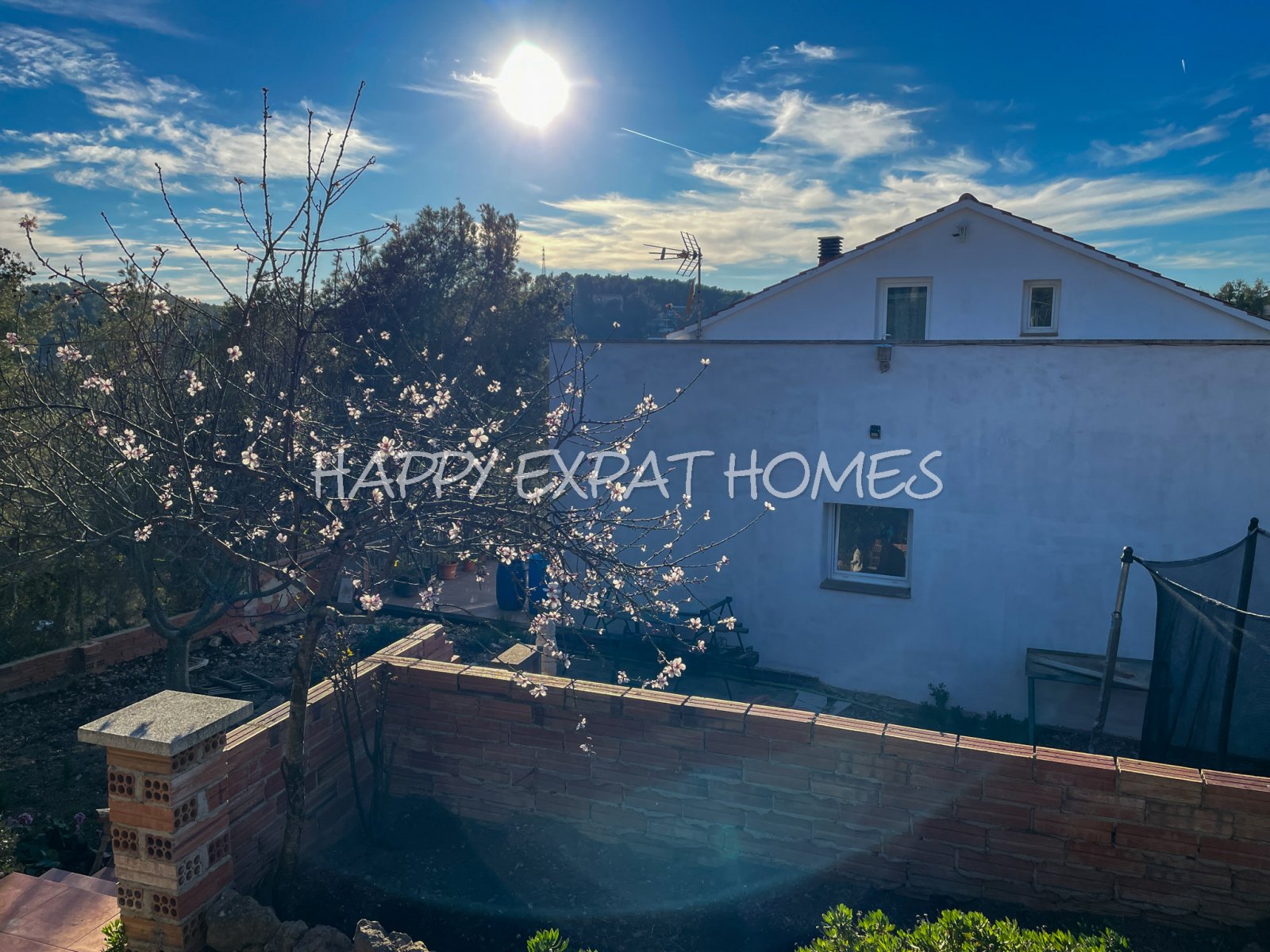 Dieses charmante große Haus in den Hügeln von Sitges hat den ganzen Tag Sonne und eine herrliche Aussicht von einer der Terrassen oder von einer Bank 