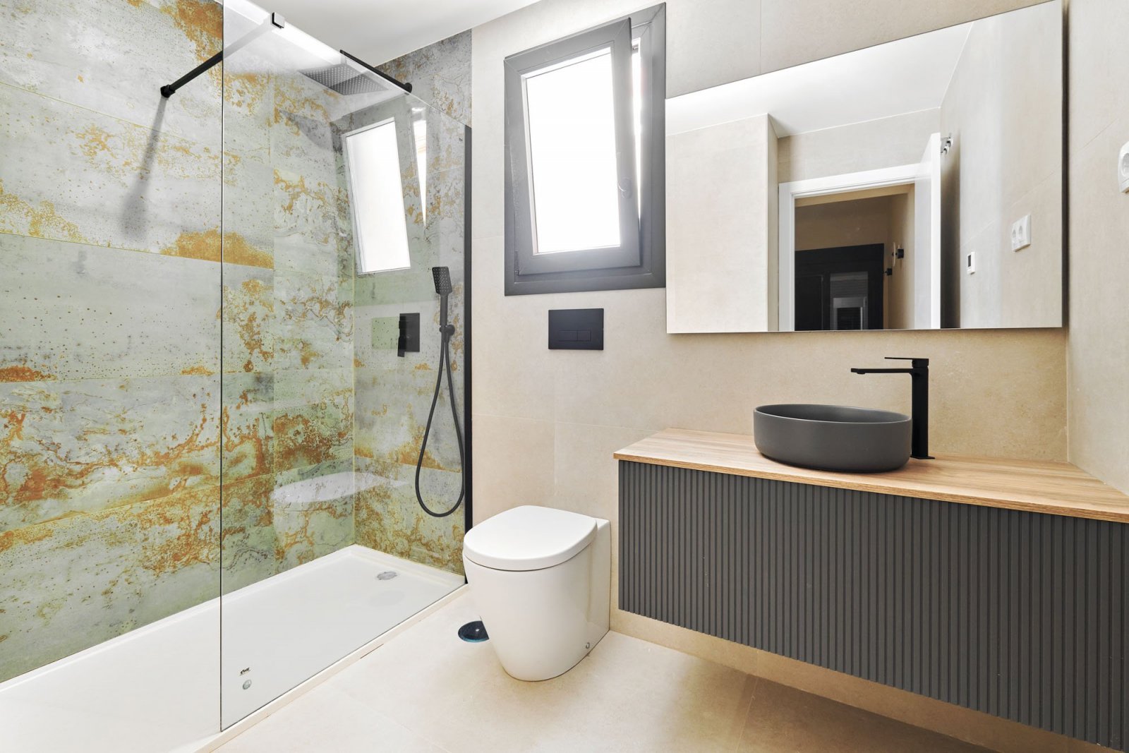  In der charmanten Stadt Torrevieja gelegen, bietet diese Wohnanlage eine Auswahl von 55 Bungalows, die darauf ausgelegt sind, die Bedürfnisse derjeni