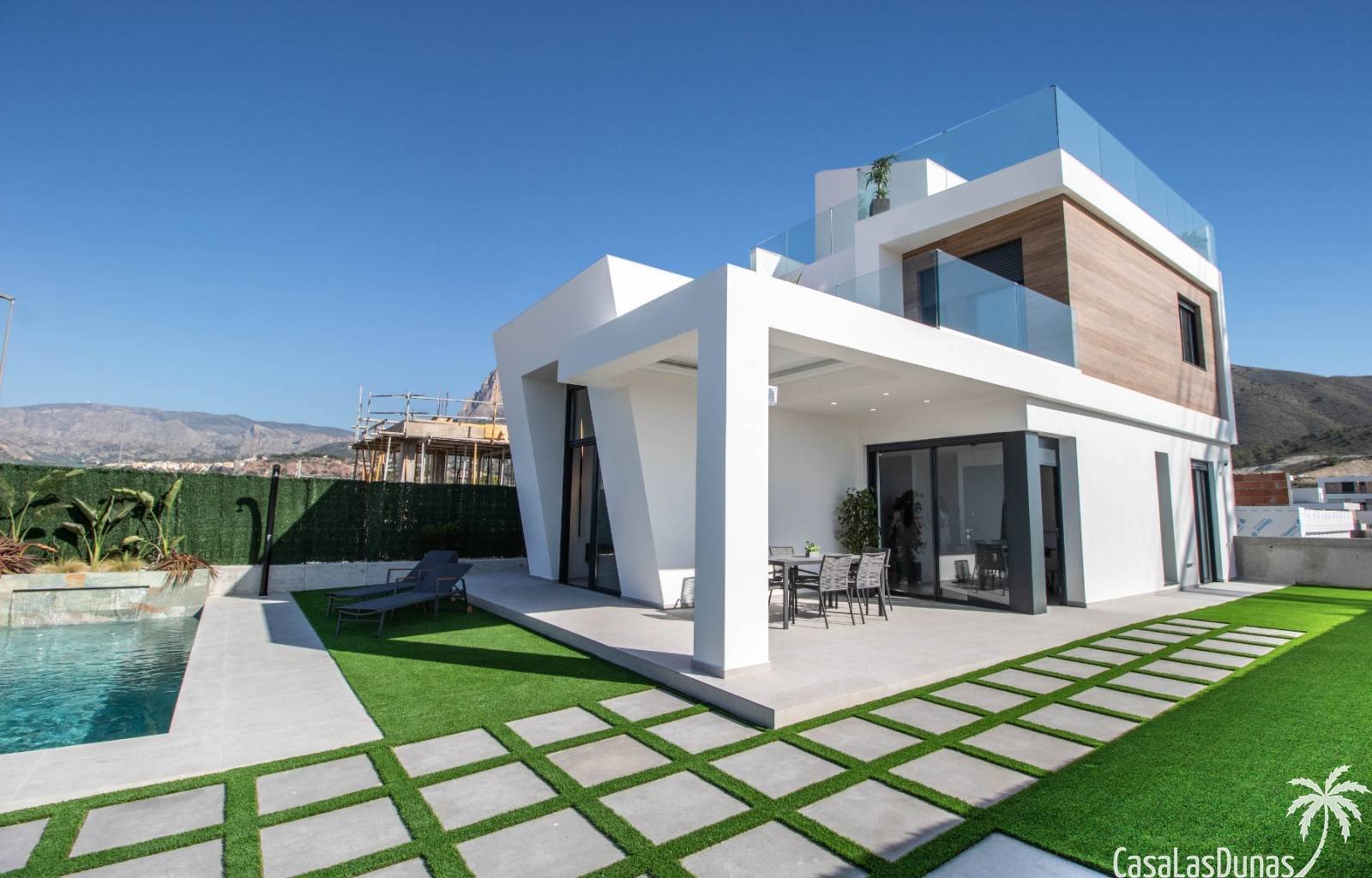  Wachen Sie jeden Morgen mit Blick auf das Meer und die grünen Hügel des benachbarten Golfplatzes auf. Profitieren Sie von natürlichem Licht dank der 