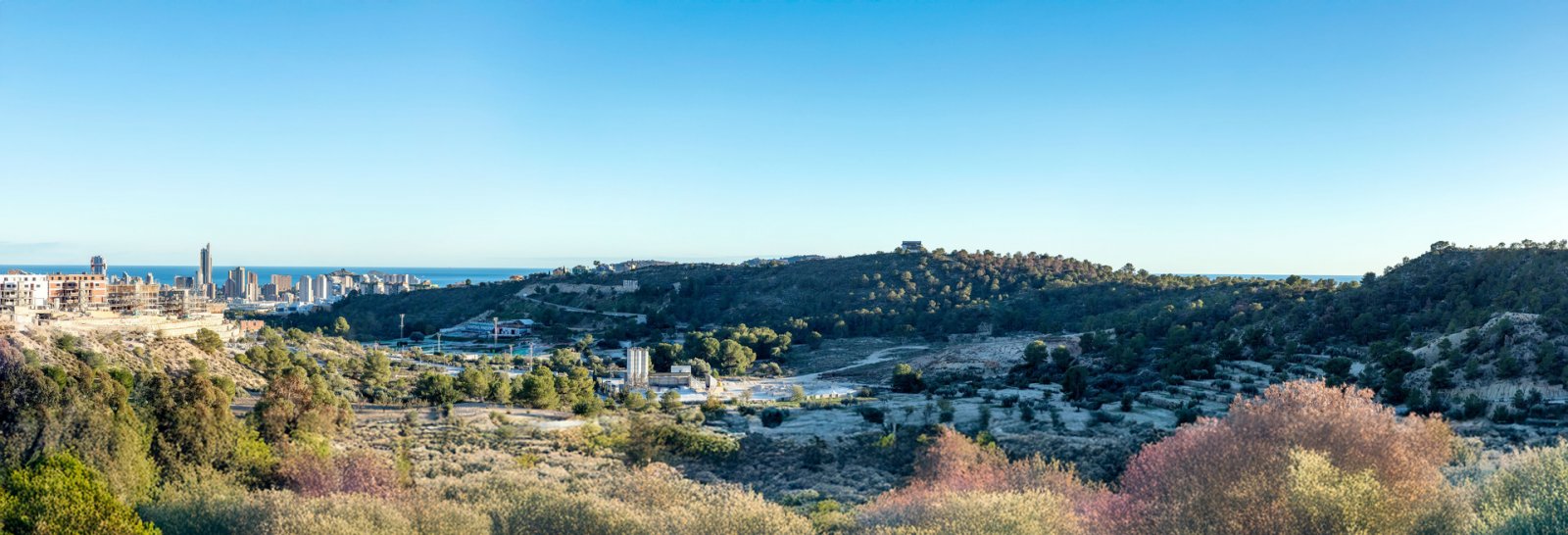  In der charmanten Stadt Finestrat gelegen, bietet diese Residenz eine exklusive Auswahl von 10 Immobilien, darunter Apartments und Penthäuser. Entwor