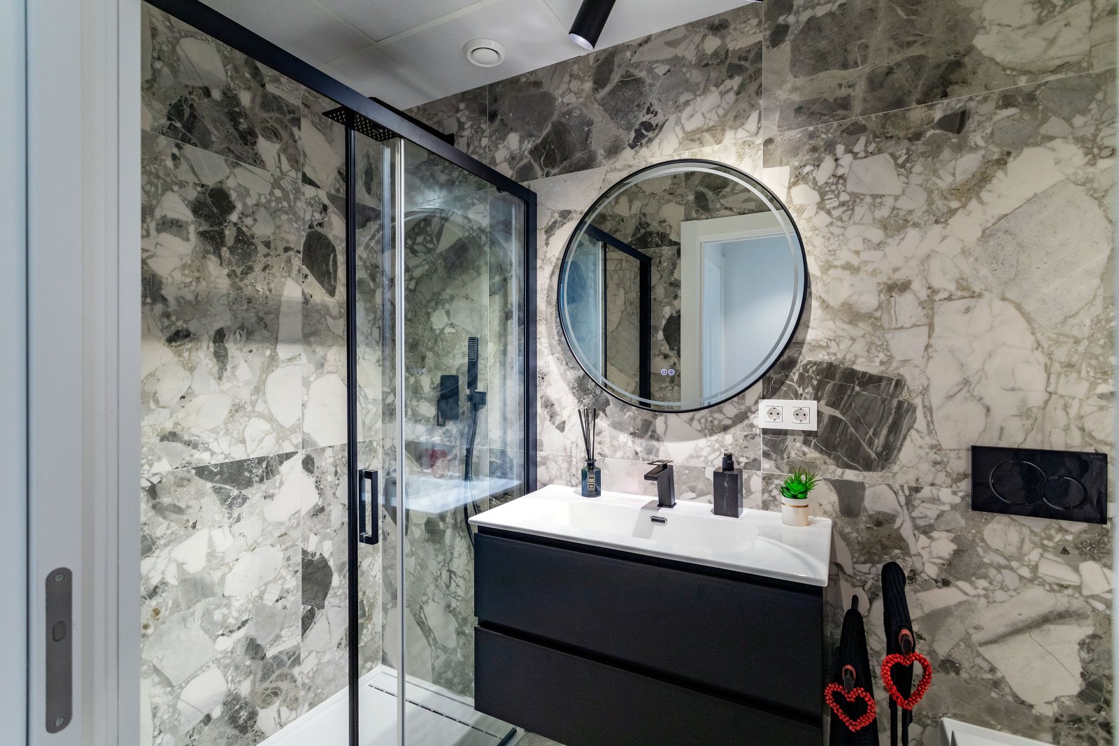  In der charmanten Stadt Finestrat gelegen, bietet diese Residenz eine exklusive Auswahl von 10 Immobilien, darunter Apartments und Penthäuser. Entwor