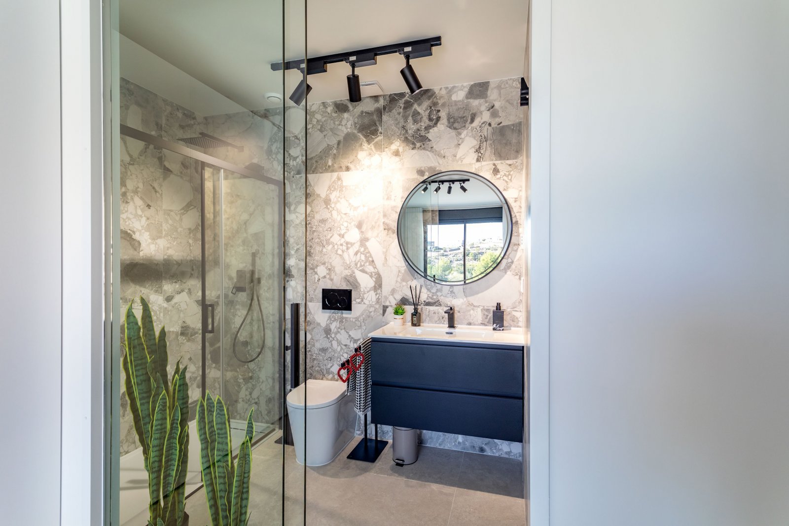  In der charmanten Stadt Finestrat gelegen, bietet diese Residenz eine exklusive Auswahl von 10 Immobilien, darunter Apartments und Penthäuser. Entwor