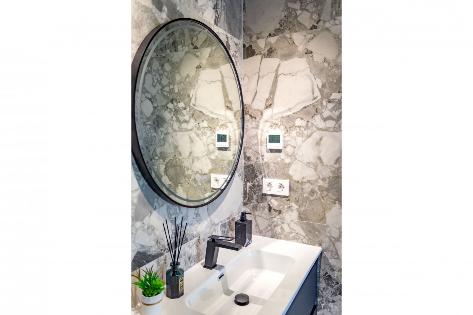  In der charmanten Stadt Finestrat gelegen, bietet diese Residenz eine exklusive Auswahl von 10 Immobilien, darunter Apartments und Penthäuser. Entwor