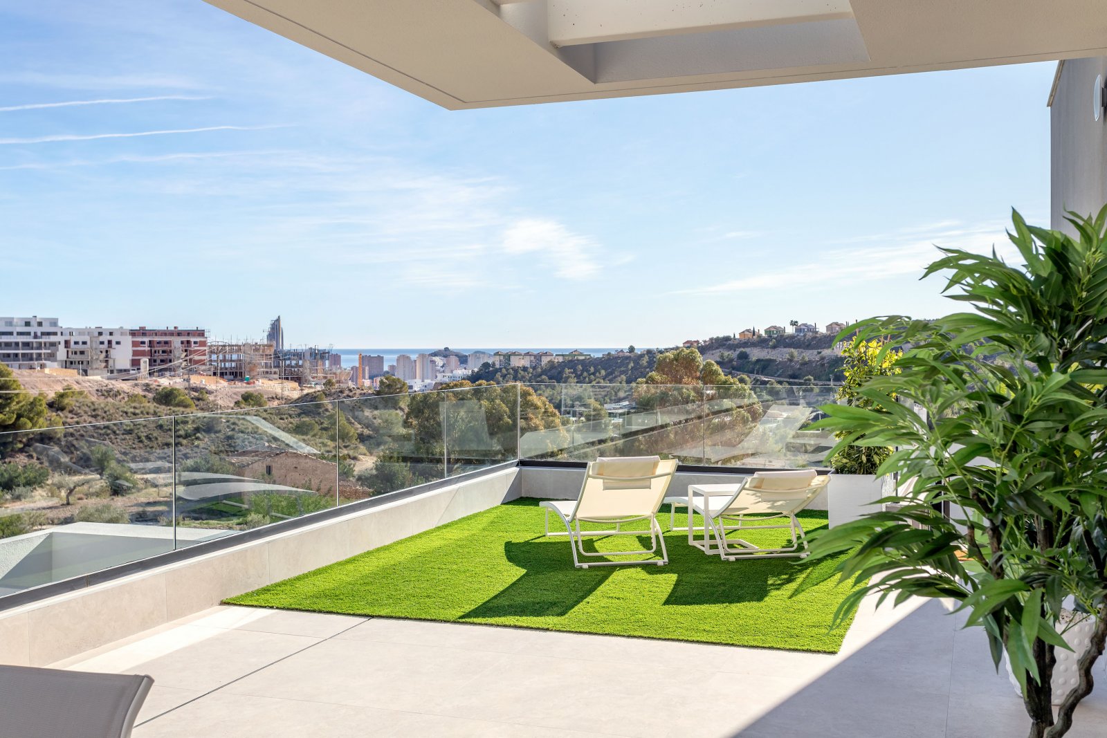  In der charmanten Stadt Finestrat gelegen, bietet diese Residenz eine exklusive Auswahl von 10 Immobilien, darunter Apartments und Penthäuser. Entwor