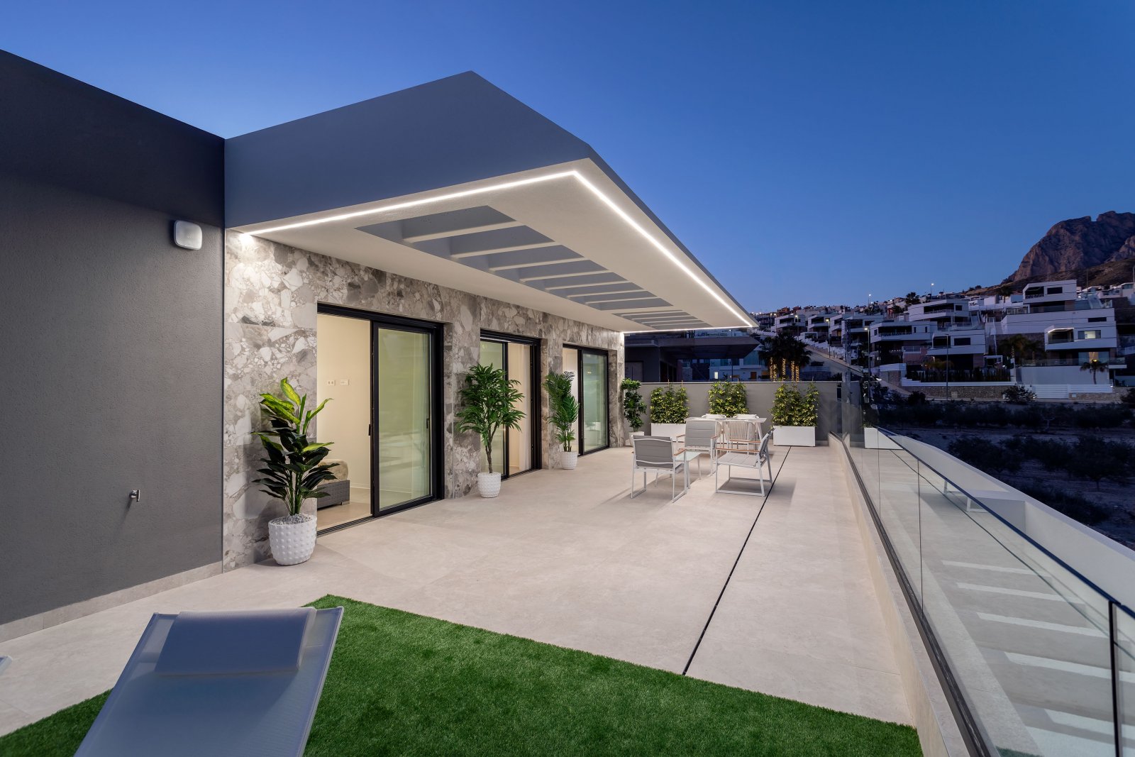  In der charmanten Stadt Finestrat gelegen, bietet diese Residenz eine exklusive Auswahl von 10 Immobilien, darunter Apartments und Penthäuser. Entwor