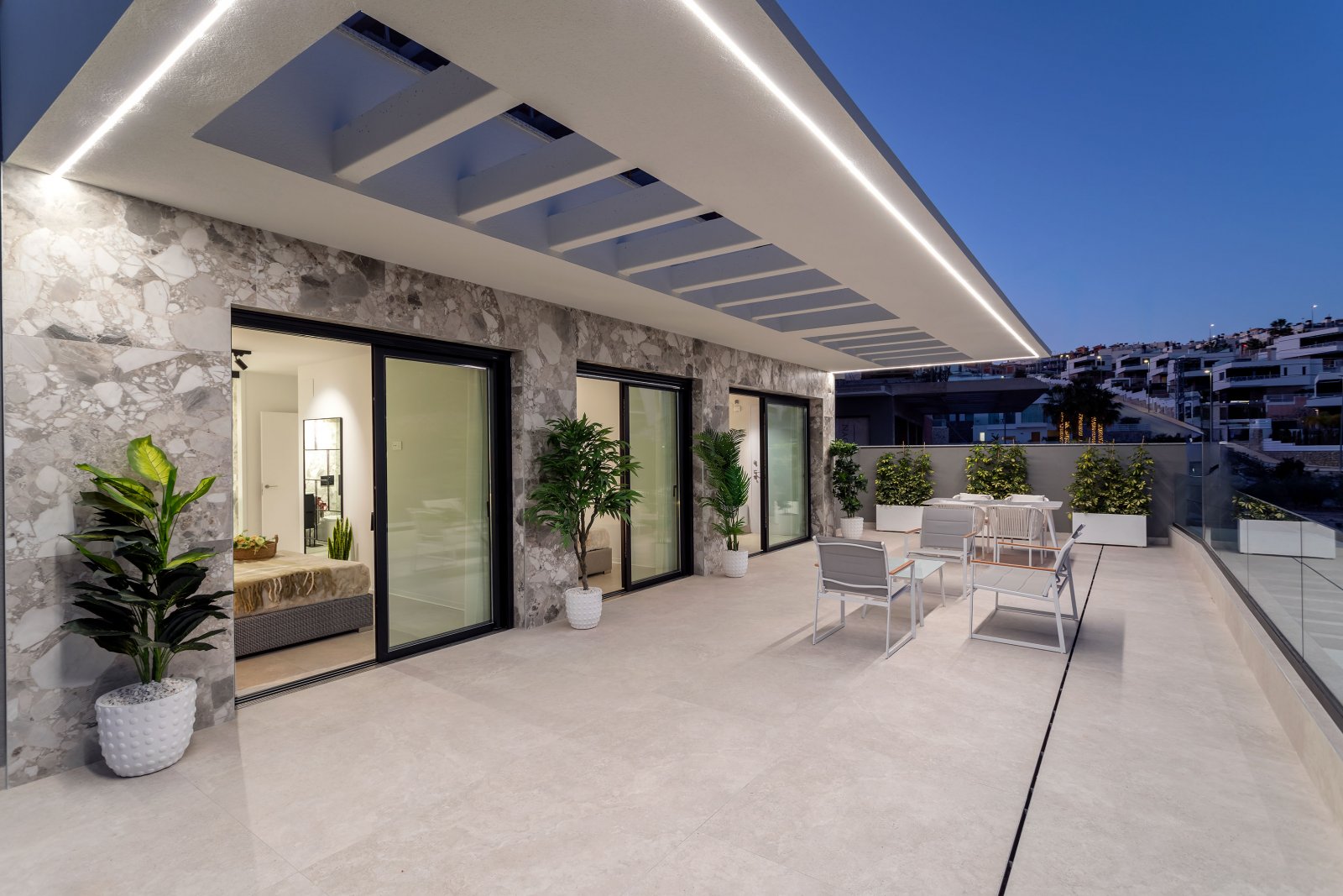  In der charmanten Stadt Finestrat gelegen, bietet diese Residenz eine exklusive Auswahl von 10 Immobilien, darunter Apartments und Penthäuser. Entwor