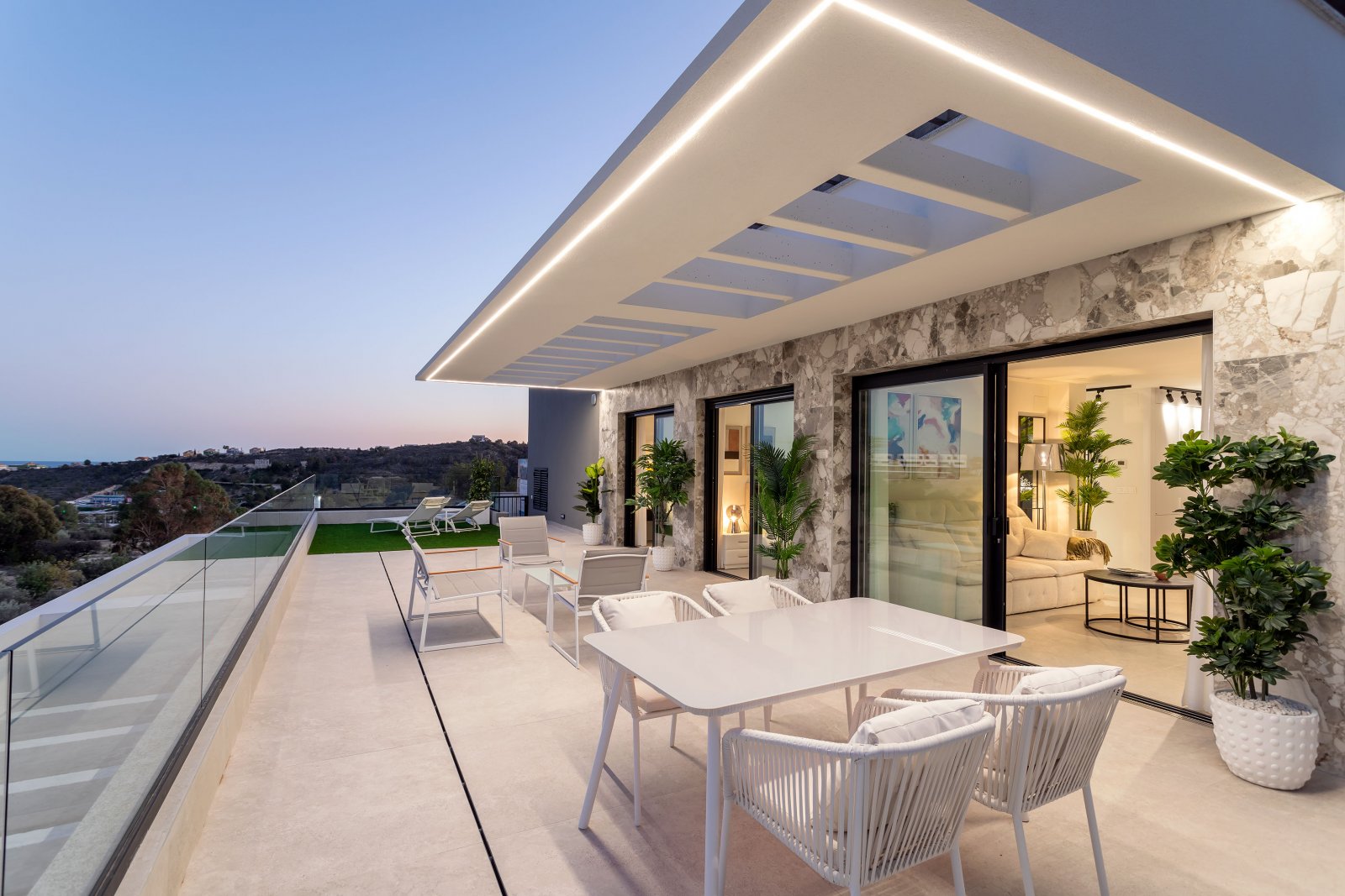  In der charmanten Stadt Finestrat gelegen, bietet diese Residenz eine exklusive Auswahl von 10 Immobilien, darunter Apartments und Penthäuser. Entwor