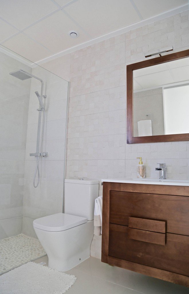  In der prestigeträchtigen Gegend von Dehesa de Campoamor gelegen, bieten diese exklusiven Villen eine privilegierte Umgebung nur 1 km vom Meer entfer