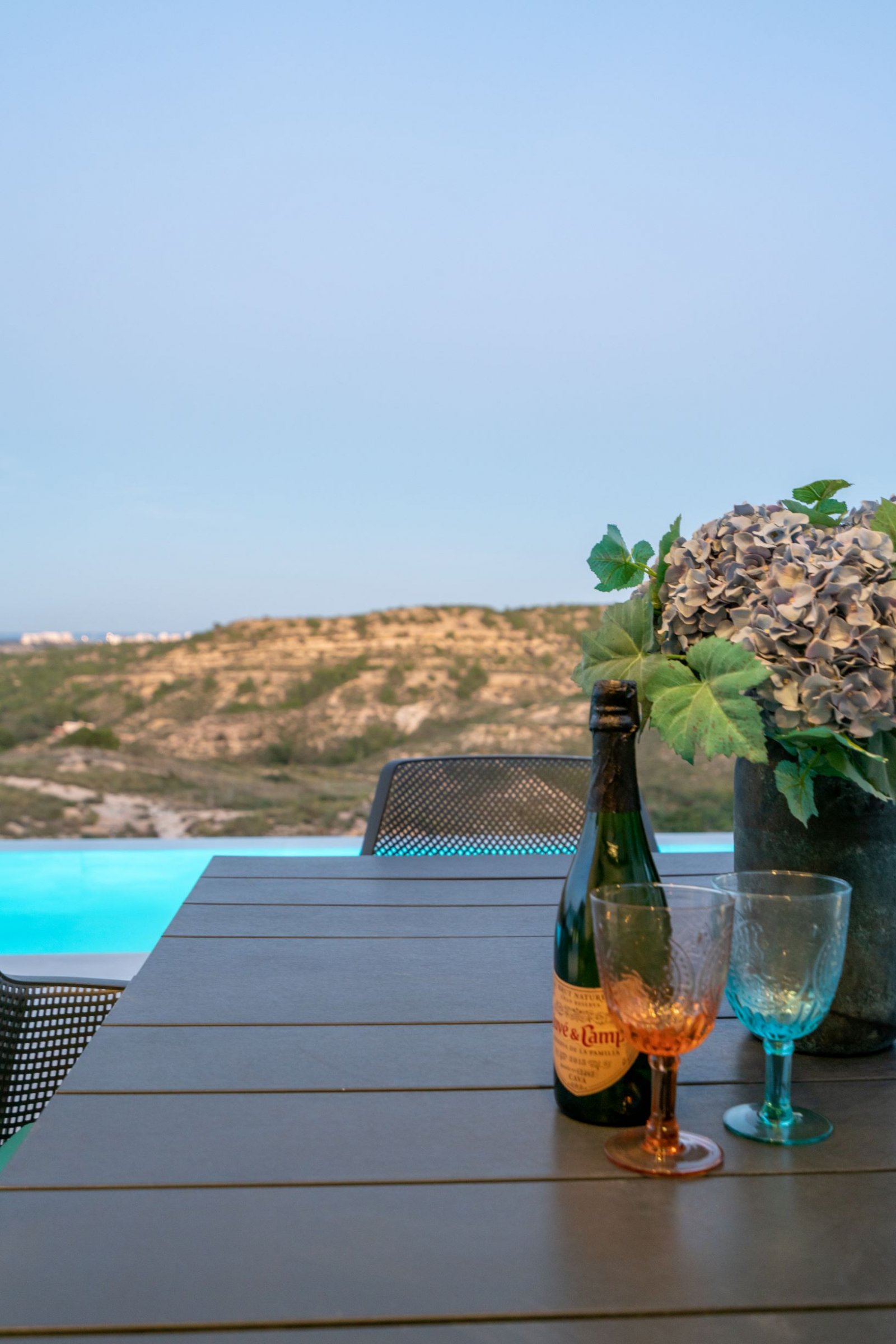 In der charmanten Stadt Rojales gelegen, bietet diese exklusive Sammlung von Villen ein einzigartiges Wohnerlebnis. Mit nur fünf verfügbaren Immobili