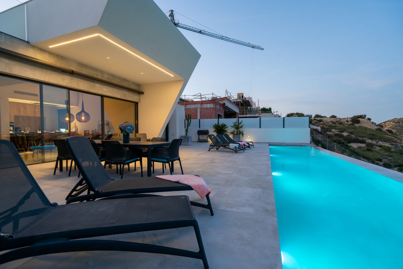 In der charmanten Stadt Rojales gelegen, bietet diese exklusive Sammlung von Villen ein einzigartiges Wohnerlebnis. Mit nur fünf verfügbaren Immobili