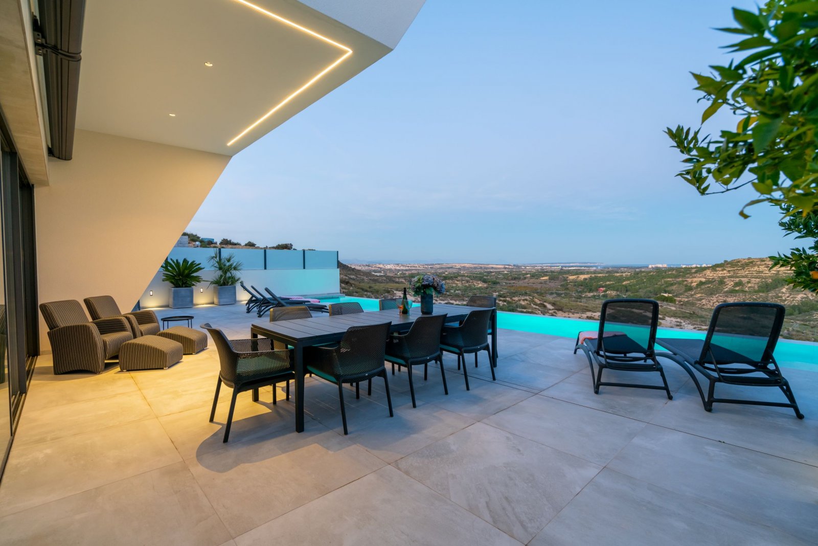 In der charmanten Stadt Rojales gelegen, bietet diese exklusive Sammlung von Villen ein einzigartiges Wohnerlebnis. Mit nur fünf verfügbaren Immobili