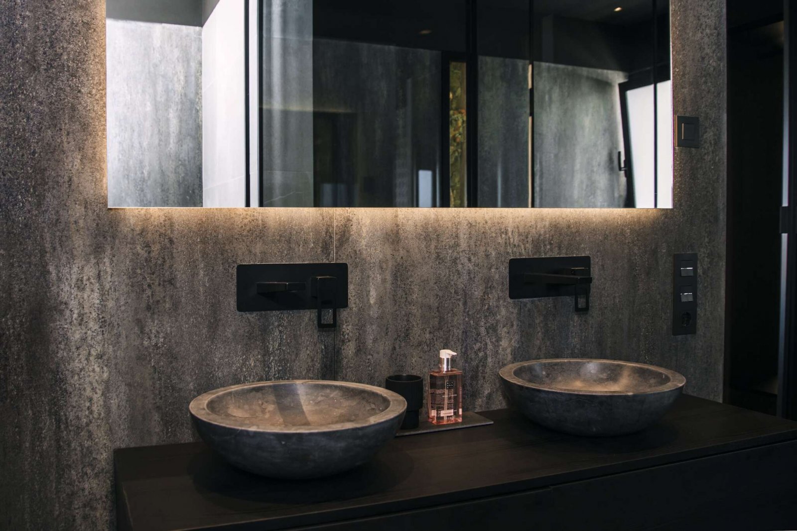 In der charmanten Stadt Rojales gelegen, bietet diese exklusive Sammlung von Villen ein einzigartiges Wohnerlebnis. Mit nur fünf verfügbaren Immobili