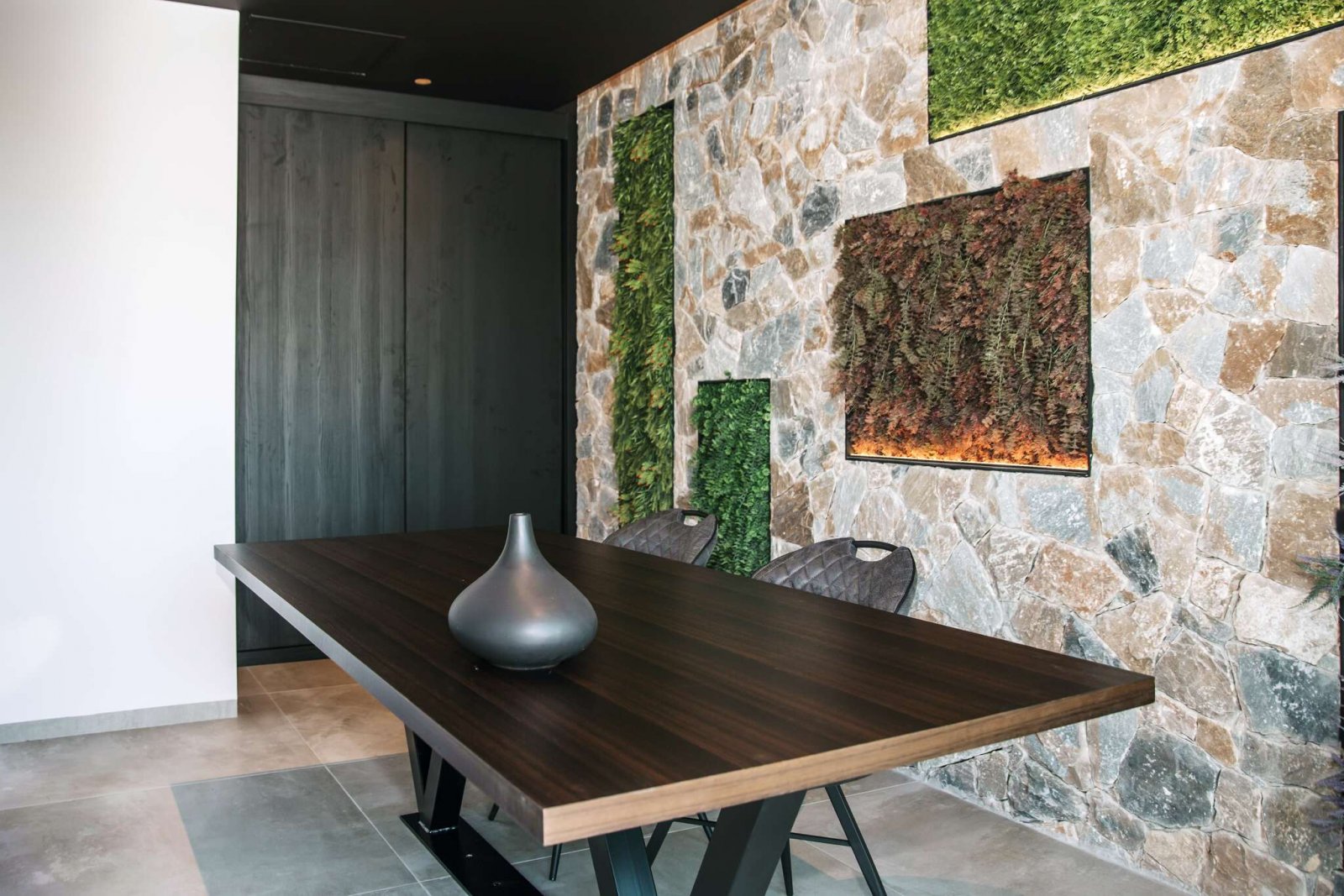 In der charmanten Stadt Rojales gelegen, bietet diese exklusive Sammlung von Villen ein einzigartiges Wohnerlebnis. Mit nur fünf verfügbaren Immobili