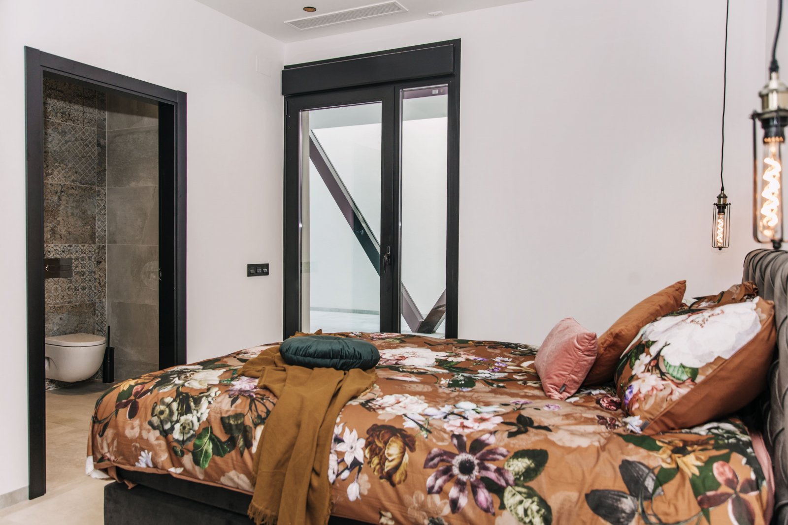 In der charmanten Stadt Rojales gelegen, bietet diese exklusive Sammlung von Villen ein einzigartiges Wohnerlebnis. Mit nur fünf verfügbaren Immobili