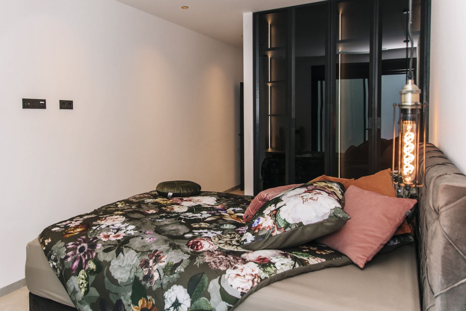 In der charmanten Stadt Rojales gelegen, bietet diese exklusive Sammlung von Villen ein einzigartiges Wohnerlebnis. Mit nur fünf verfügbaren Immobili