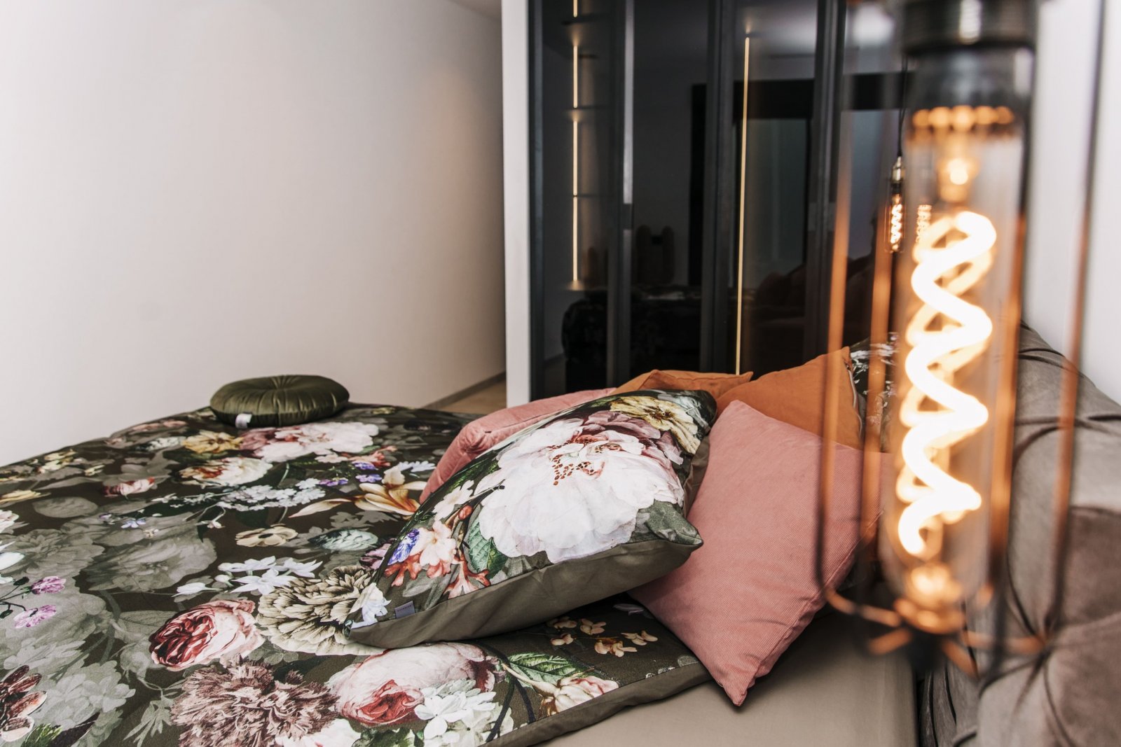 In der charmanten Stadt Rojales gelegen, bietet diese exklusive Sammlung von Villen ein einzigartiges Wohnerlebnis. Mit nur fünf verfügbaren Immobili