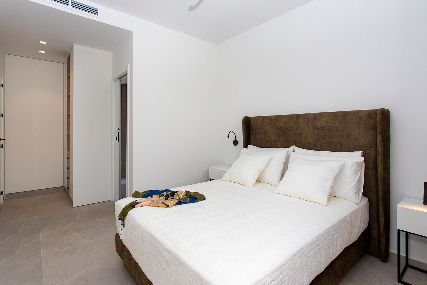  Gelegen im charmanten Ort Sucina, bietet diese exklusive Sammlung von 6 Reihenhäusern eine einzigartige Gelegenheit, eine ruhige und gut angebundene 