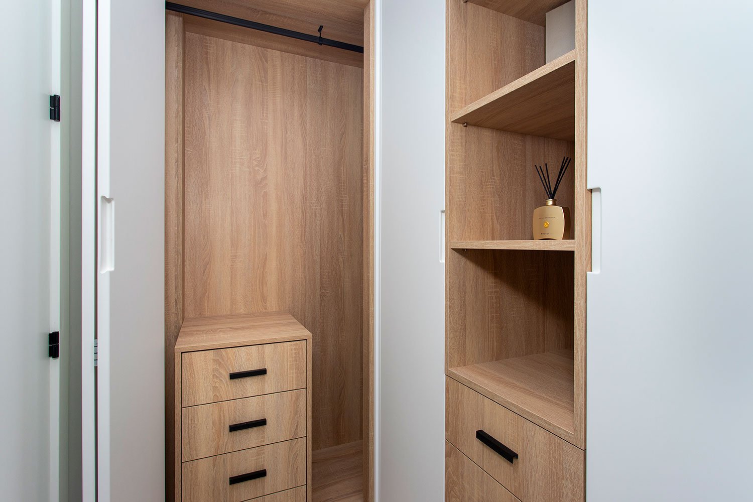  Gelegen im charmanten Ort Sucina, bietet diese exklusive Sammlung von 6 Reihenhäusern eine einzigartige Gelegenheit, eine ruhige und gut angebundene 