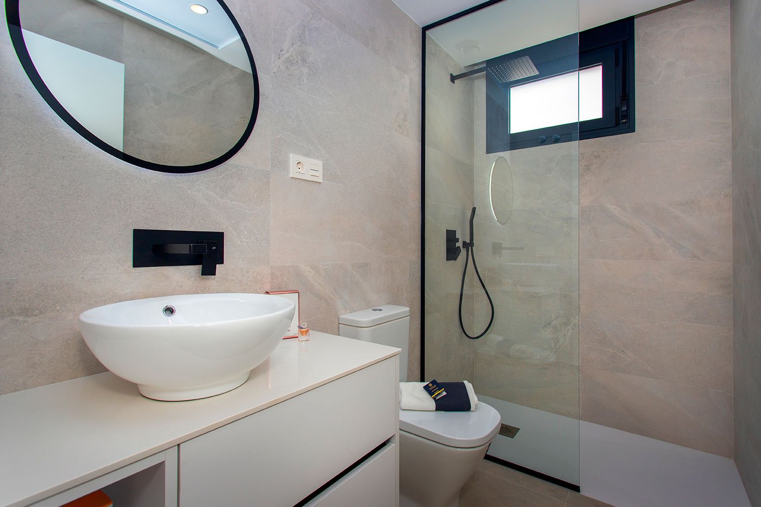  Gelegen im charmanten Ort Sucina, bietet diese exklusive Sammlung von 6 Reihenhäusern eine einzigartige Gelegenheit, eine ruhige und gut angebundene 