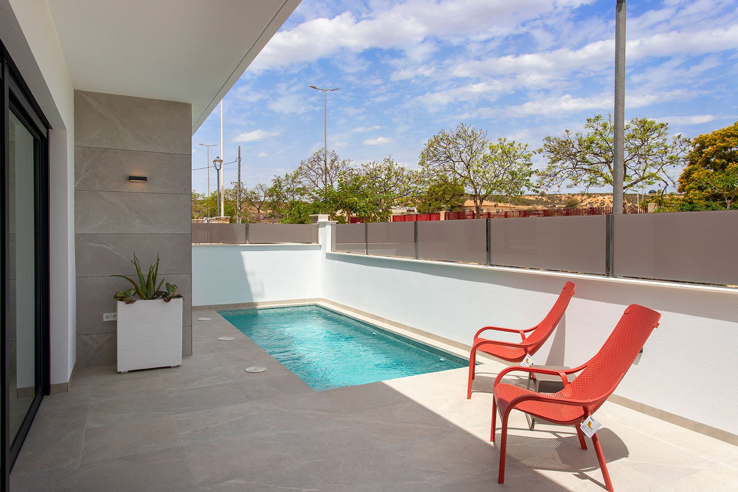  Gelegen im charmanten Ort Sucina, bietet diese exklusive Sammlung von 6 Reihenhäusern eine einzigartige Gelegenheit, eine ruhige und gut angebundene 