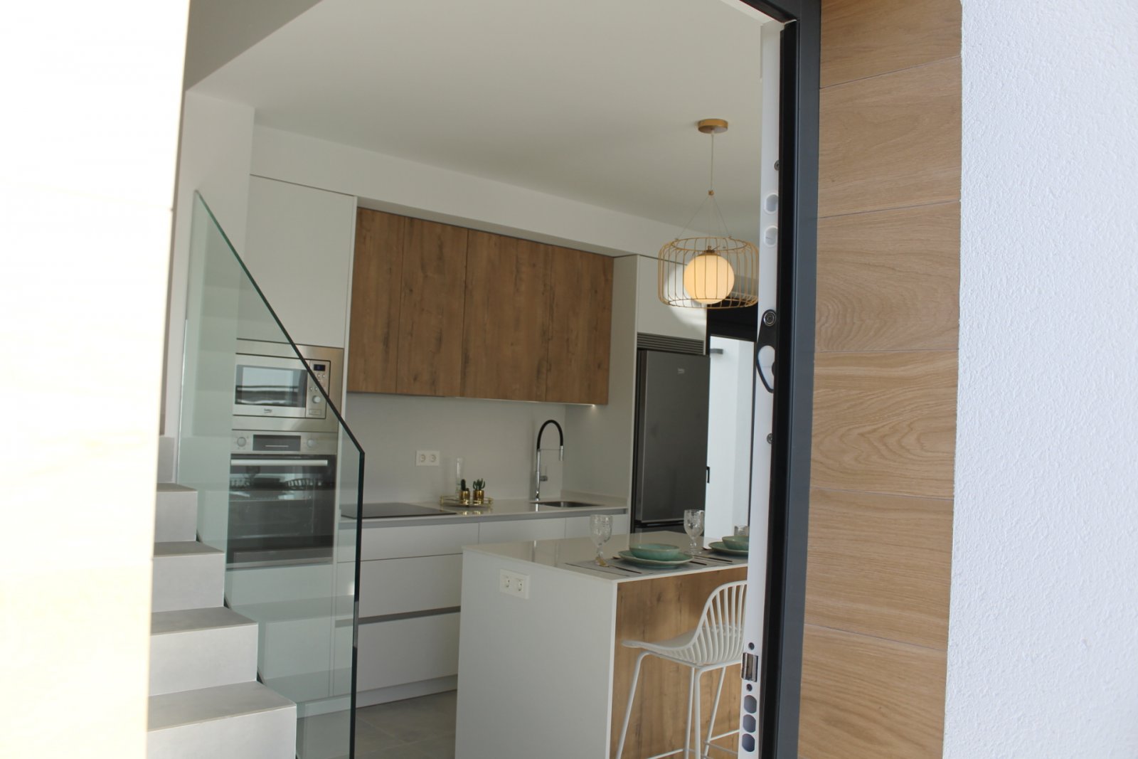  In der charmanten Ortschaft Torre-Pacheco gelegen, bietet dieser exklusive Wohnkomplex 24 unabhängige Wohnhäuser. Diese Immobilien, die für diejenige