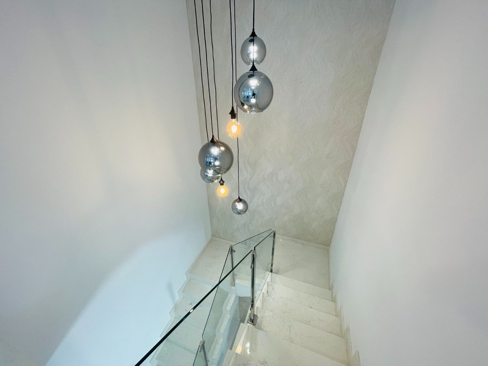  In der charmanten Stadt Torrevieja gelegen, bietet dieses exklusive Immobilienangebot zwei unabhängige Häuser, die durch ihr modernes und funktionale