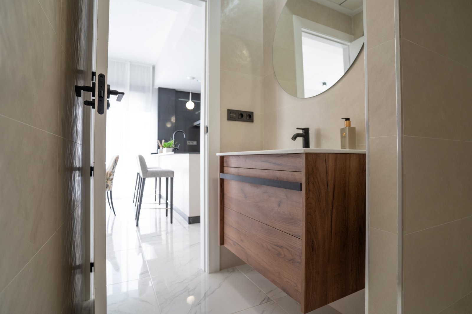 In der charmanten Gemeinde Pilar de la Horadada gelegen, bietet dieser Wohnkomplex eine Auswahl von 22 High-Bungalow und Low-Bungalow Wohnungen. Dies