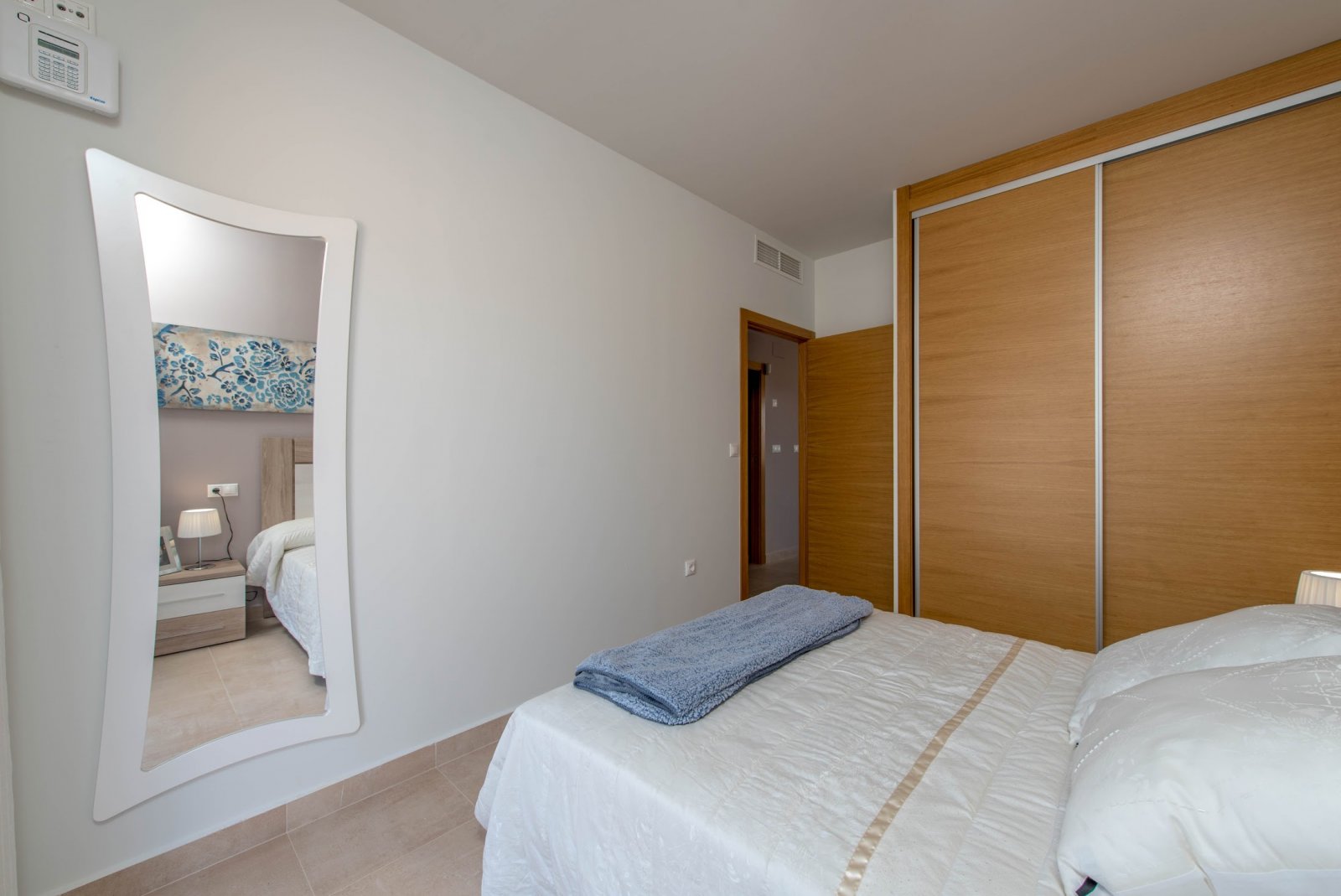 Im charmanten Ort Los Alcázares gelegen, bietet diese exklusive Wohnanlage 13 sorgfältig gestaltete Häuser, die den Bedürfnissen derjenigen gerecht w