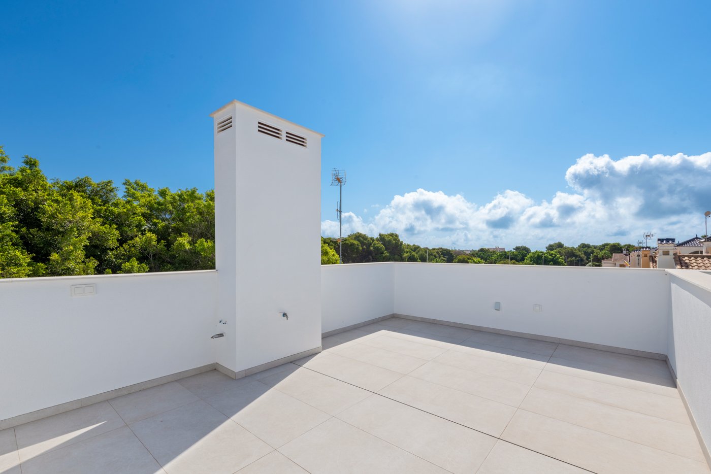  Im charmanten Ort Pilar de la Horadada gelegen, bietet dieses Ensemble freistehender Chalets eine einzigartige Gelegenheit, das Leben an der Costa Bl