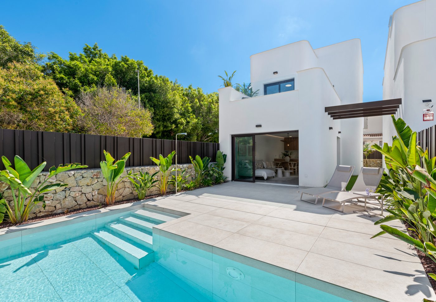  Im charmanten Ort Pilar de la Horadada gelegen, bietet dieses Ensemble freistehender Chalets eine einzigartige Gelegenheit, das Leben an der Costa Bl