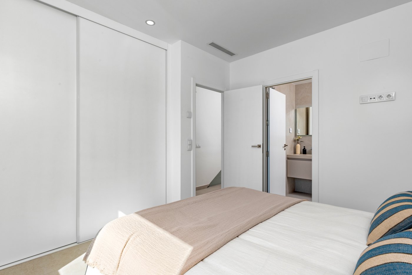  Im charmanten Ort Pilar de la Horadada gelegen, bietet dieses Ensemble freistehender Chalets eine einzigartige Gelegenheit, das Leben an der Costa Bl